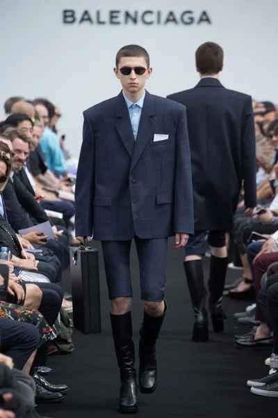 Look 3